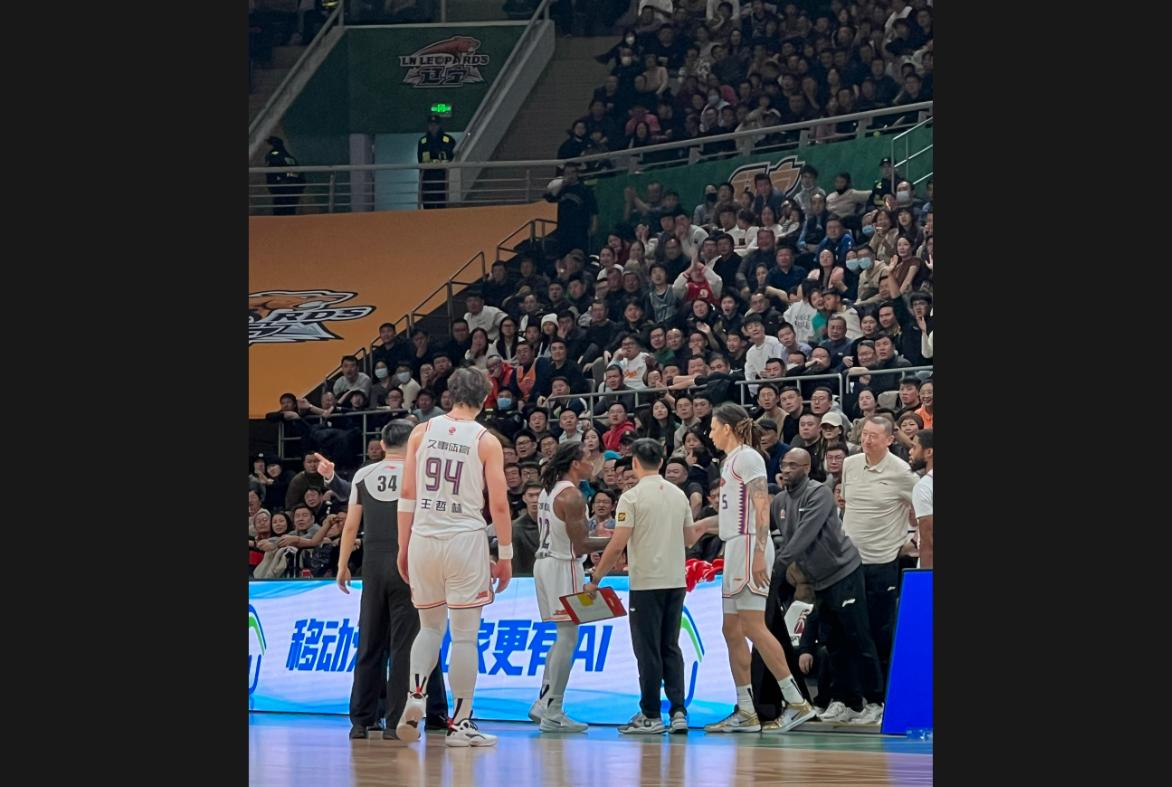 在上海队赛场上演全国篮球锦标赛，破门，引发全场沸腾的简单介绍