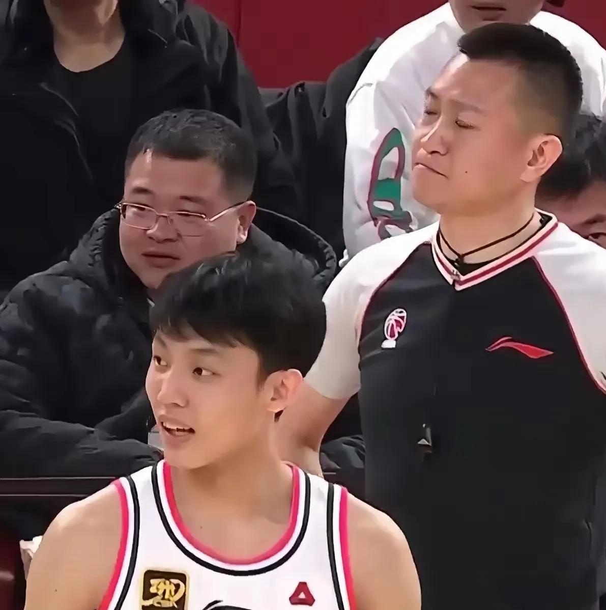 篮球赛场上的暴力冲突，裁判严管纪律