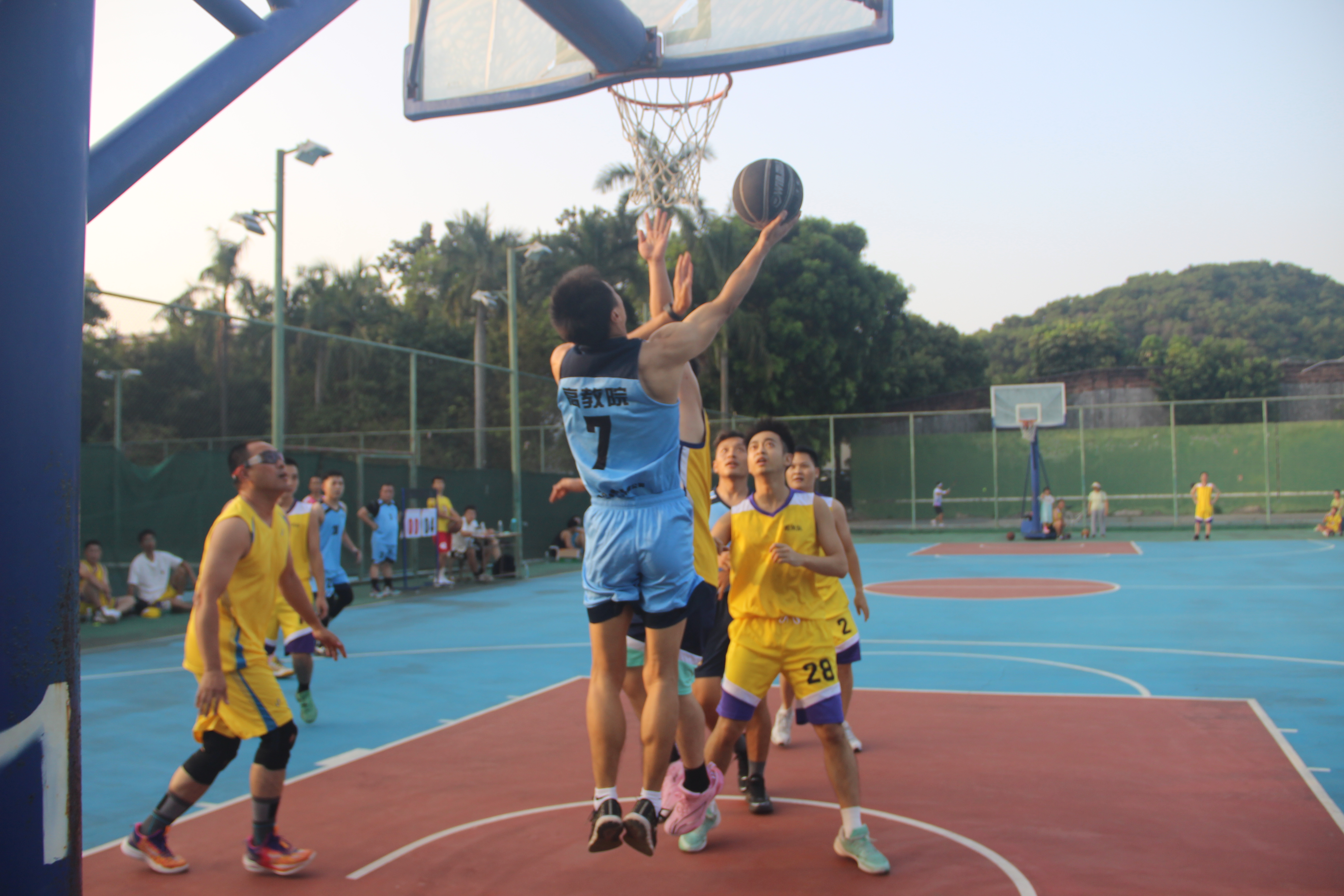 篮球比赛精彩纷呈，吸引众多球迷观看