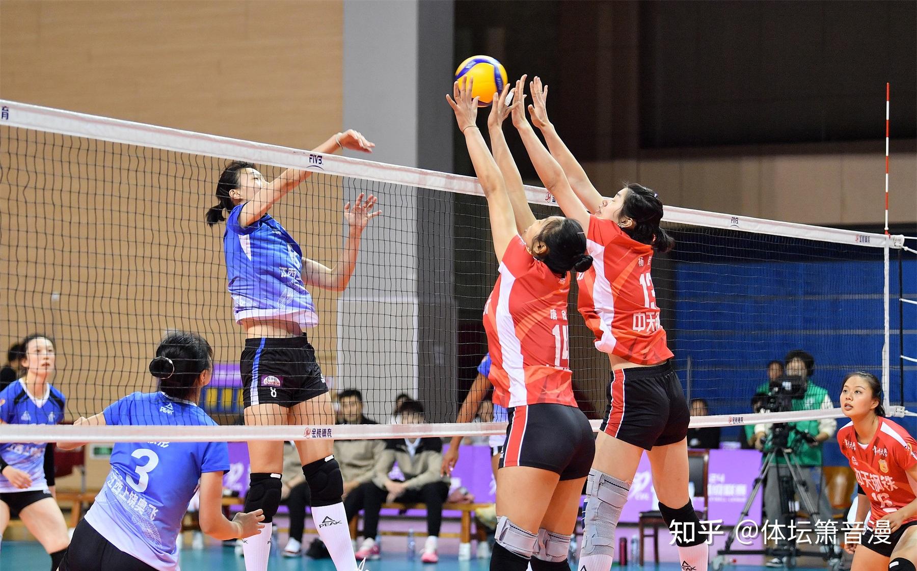 主教练战术调整奏效，球队完胜对手登顶积分榜