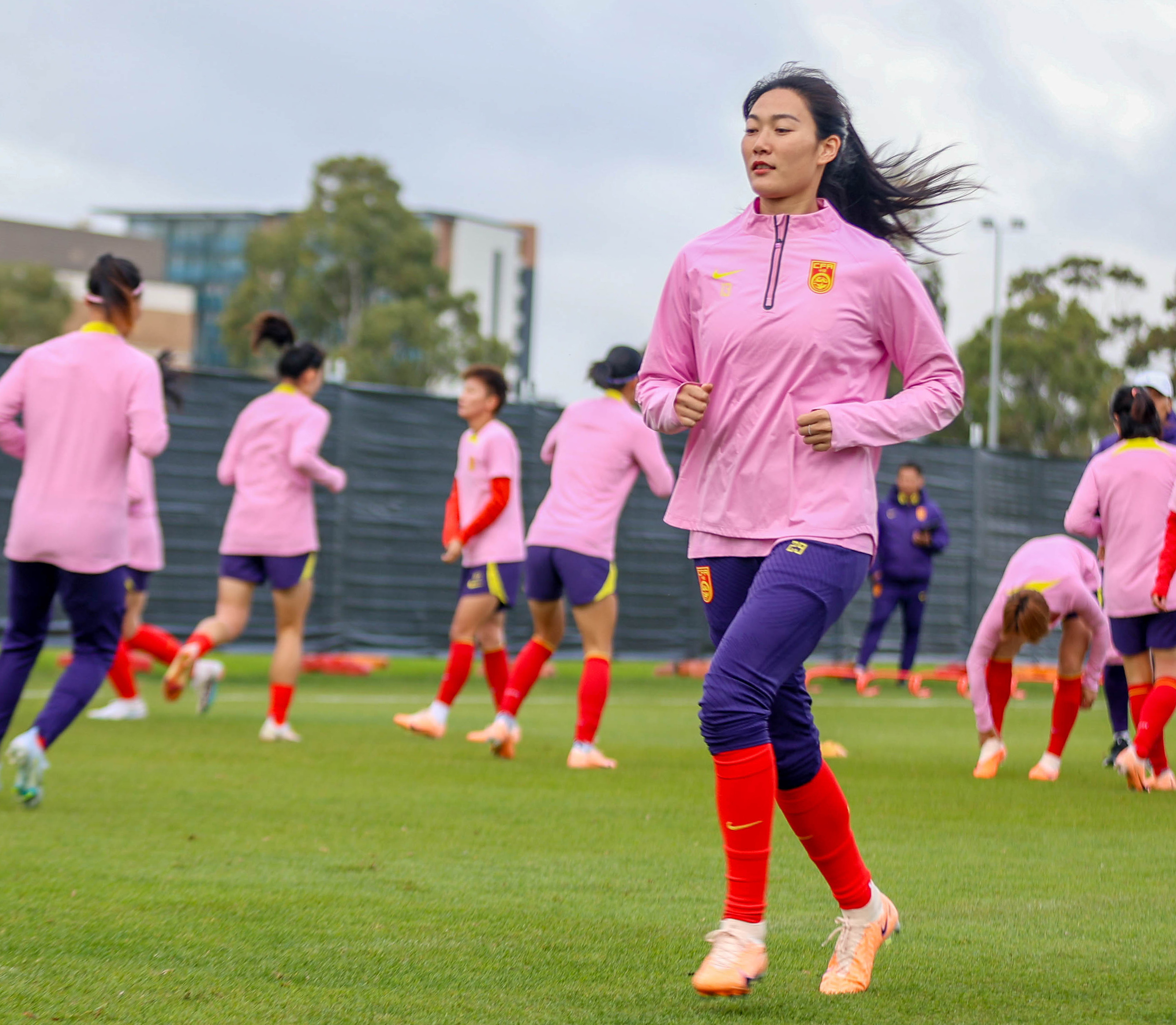 女子足球赛场上展现出优异表现令人惊叹