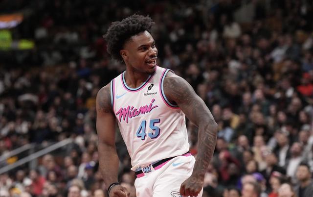 篮球赛场举行较量,球员战术精湛 篮球赛场举行较量,球员战术精湛