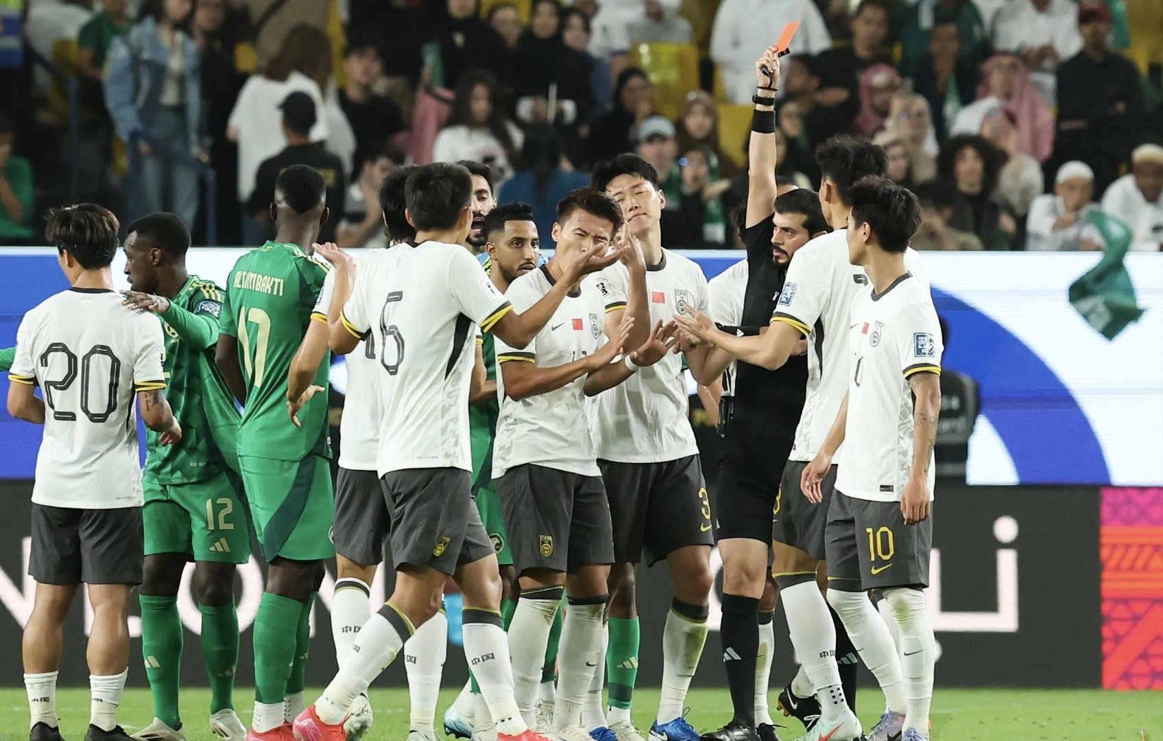 亚足联杯赛上的一场激烈战斗的简单介绍