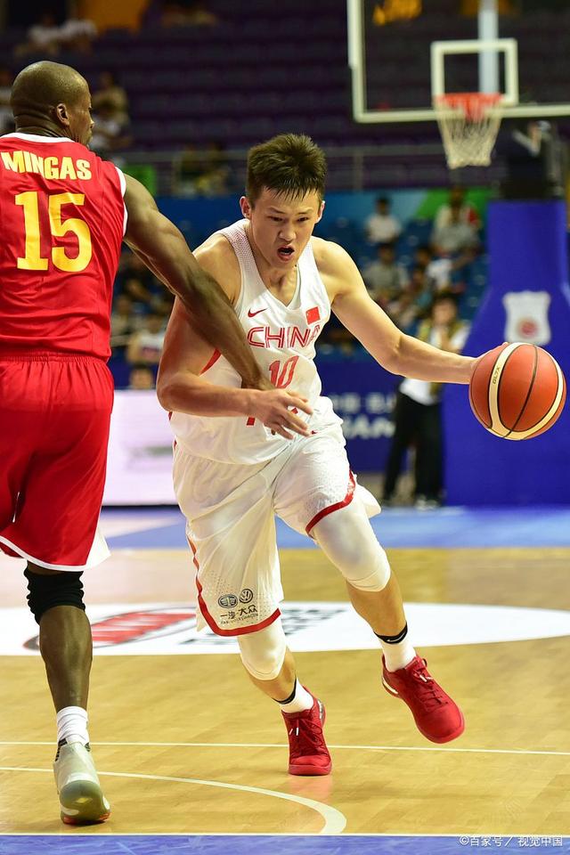 荷兰选手在篮球比赛中实现逆袭，夺得银牌