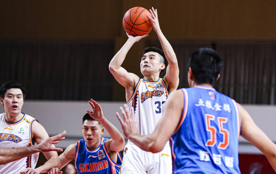 荷兰选手在篮球比赛中实现逆袭，夺得银牌