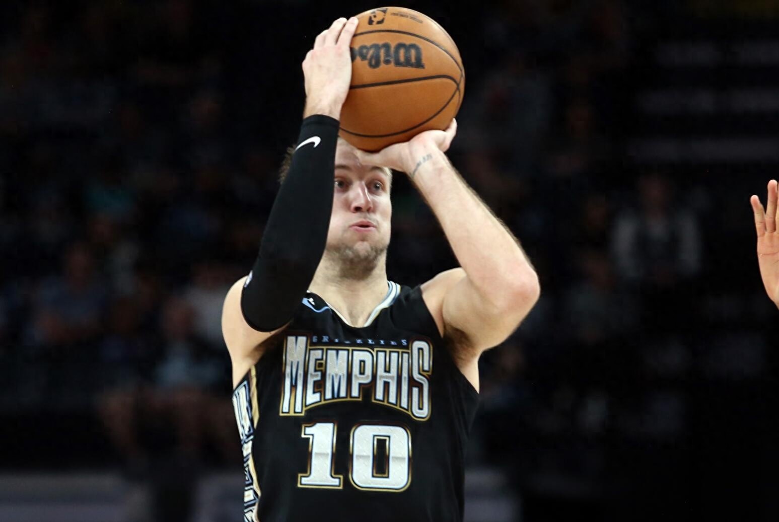 包含灰熊击败黄蜂，利拉德38分的词条