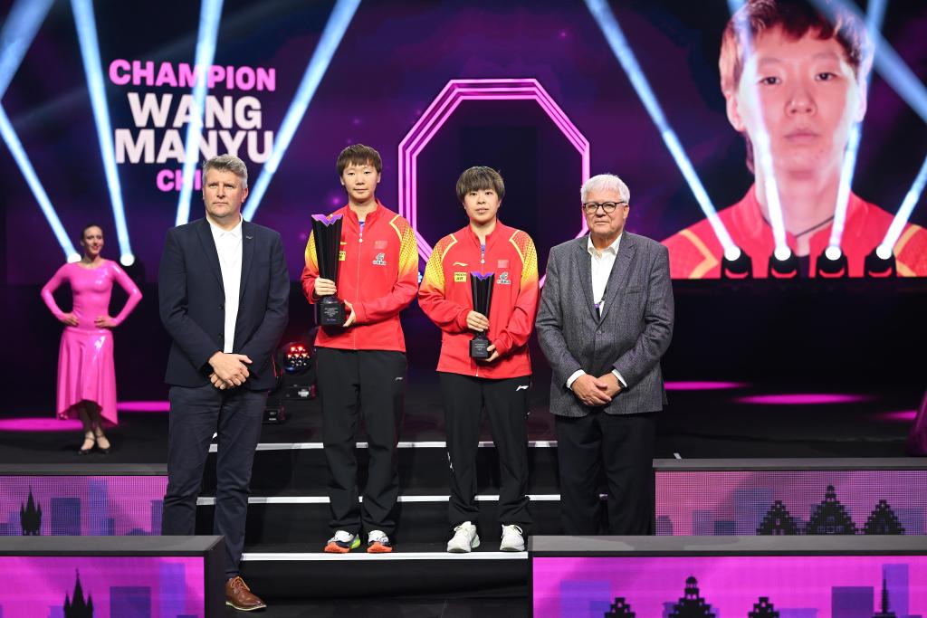 法兰克福队员庆祝赢得比赛的胜利