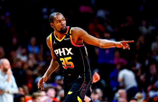 比赛中球员展现出色技艺，吸引观众目光