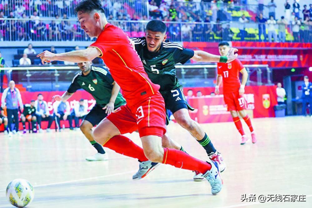 比赛中球员展现出色技艺，吸引观众目光