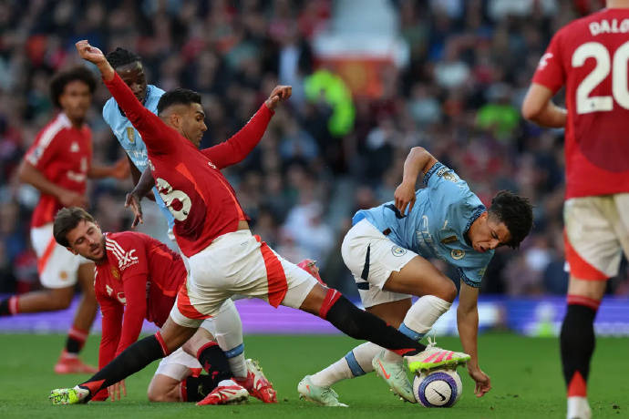 关于曼城惨败榜首位置岌岌可危的信息 关于曼城惨败榜首位置岌岌可危的信息